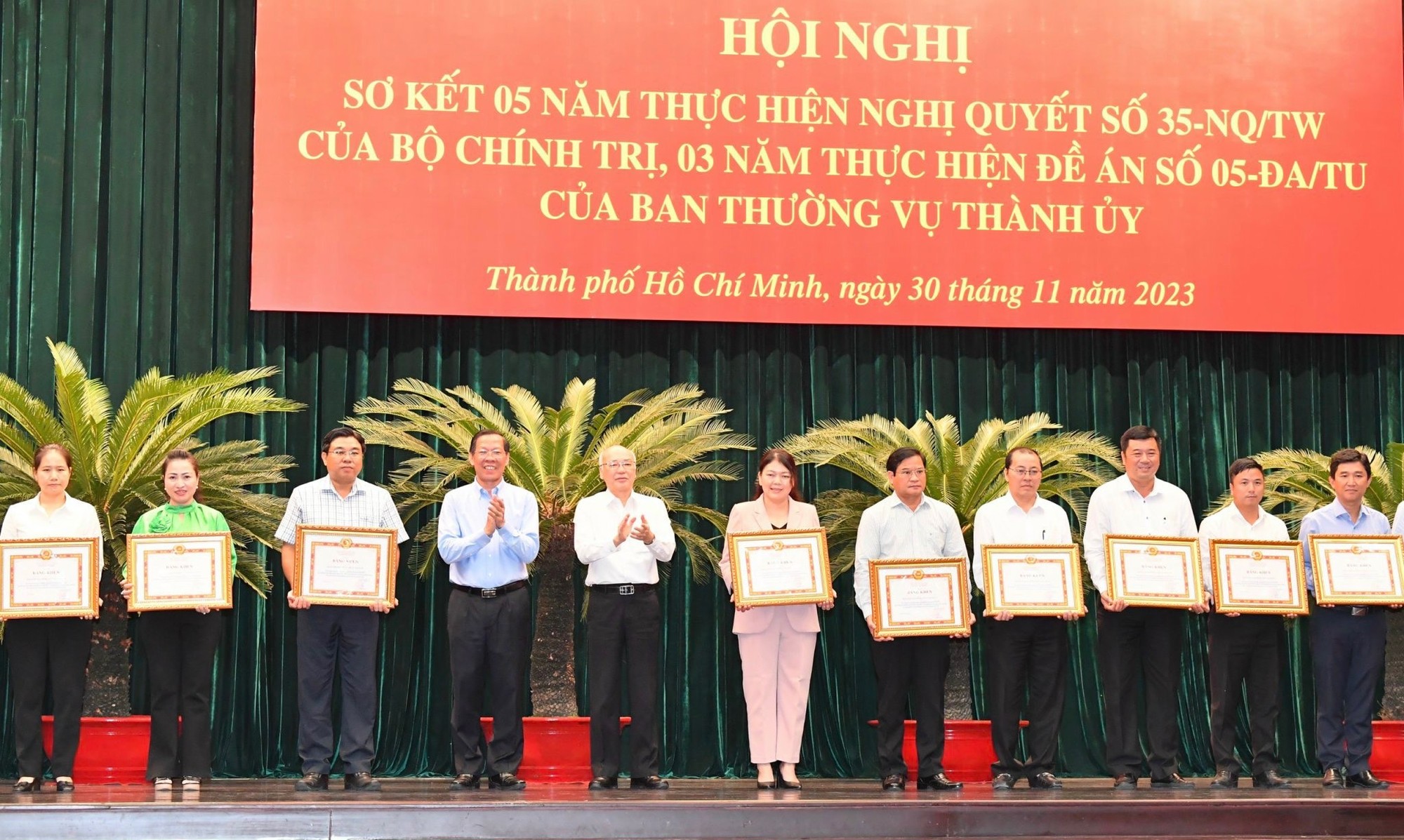 Đồng chí Phan Văn Mãi và đồng chí Phan Nguyễn Như Khuê khen thưởng các tập thể có thành tích xuất sắc (Ảnh: Việt Dũng).